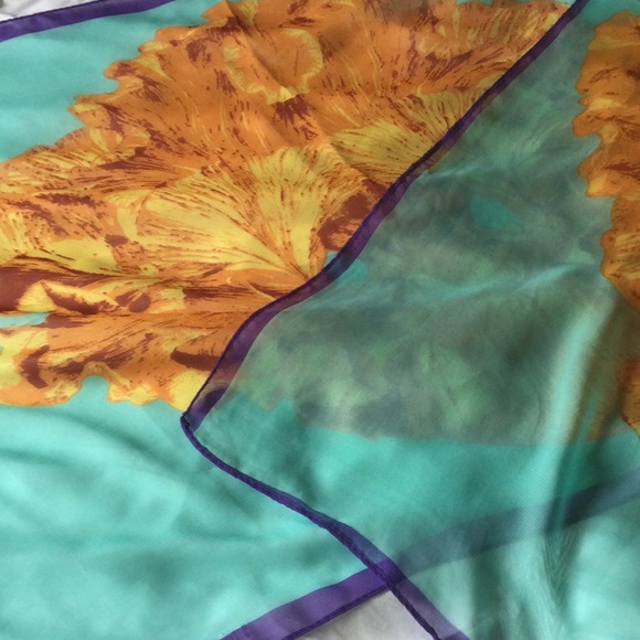 Sheer, gorgeous scarf - Picture 3 of 4